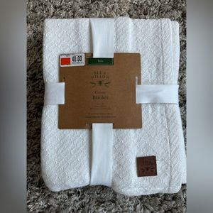 Bee & Willow Cotton Blanket NWT